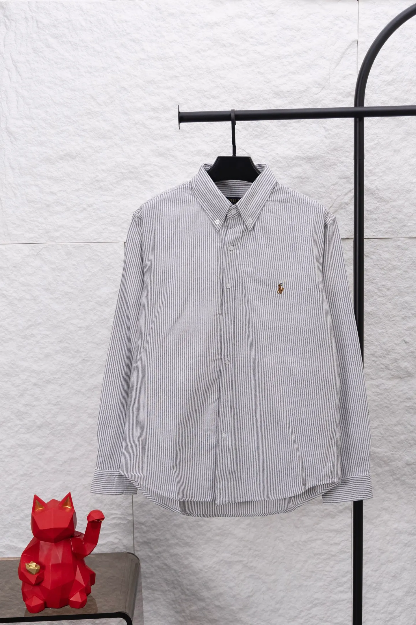 P210 model number/F149 Ralph Laure small label color block embroidered shirt. Same style for men and women. The details of the official website are the same. Full set of packaging. Three labels are complete. Moisture-proof paper. Different market currency. Feel free to compare. The fabric is customized and dyed with ultra-high washed tie-dye process. Complex workmanship. Non-original pure cotton Oxford fabric material. Garment wash. Skin-friendly and comfortable. Classic and versatile. Suitable for business and leisure. Collar buttons. Different currency. All fabric accessories are original and benchmarked. The precise and high-quality jacquard craftsmanship makes the fabrics integrated into one. The upper body is soft and comfortable, extremely delicate, the hand feels solid, smooth and soft. The fabric does not wrinkle, and the hand feel is invincible. Perfect details. Size: S-XL